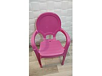 Kız çocuğu pembe sandalye