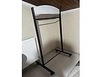 Tekerlekli kıyafet askılığı