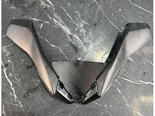 Grenaj / YAMAHA XMAX 250-300 KAFA PLASTİĞİ ÜST KAPAK ÜÇGEN PARÇA