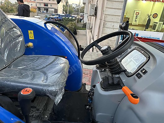 Machinery / Agricultural Machines / Tractors / New Holland / TT60 Classic