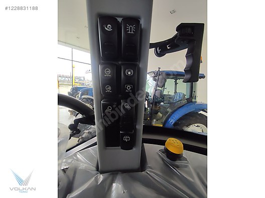 Machinery / Agricultural Machines / Tractors / New Holland / TR5.100