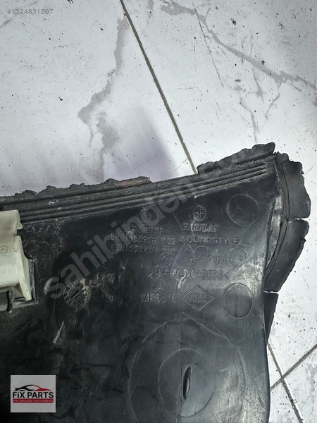 Renault Fluence Ön Cam Izgarası