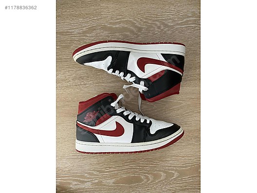 Air jordan 1 mid black and white and red hotsell