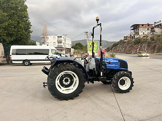 Machinery / Agricultural Machines / Tractors / New Holland / T4.70B