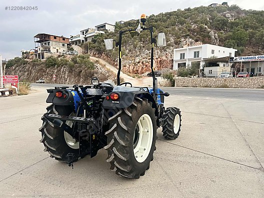 Machinery / Agricultural Machines / Tractors / New Holland / T4.70B