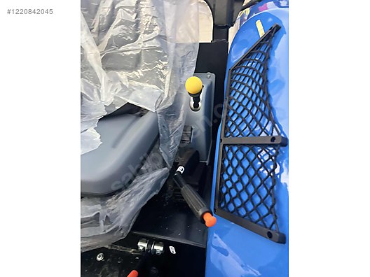 Machinery / Agricultural Machines / Tractors / New Holland / T4.70B