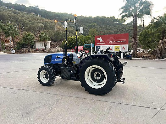 Machinery / Agricultural Machines / Tractors / New Holland / T4.70B