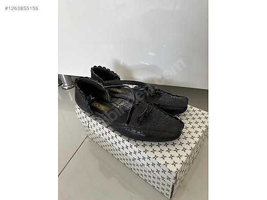 Used & Brand New Items / Clothing & Accessories / Women / Shoes / Flat Shoes