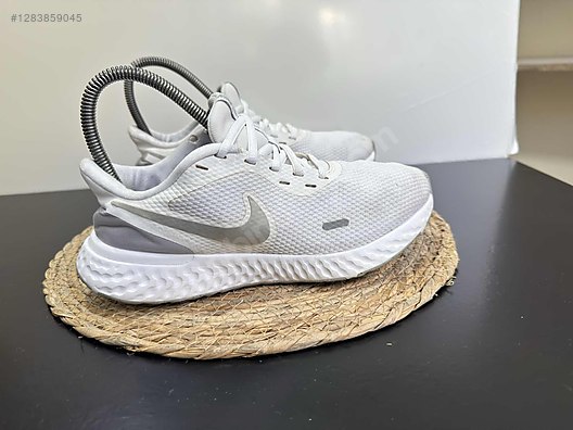 Used & Brand New Items / Clothing & Accessories / Women / Shoes / Sneakers