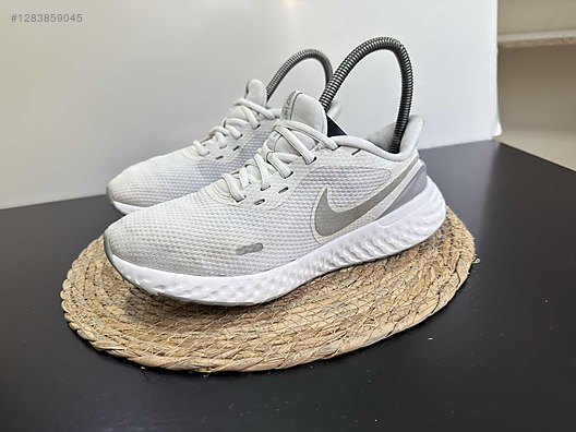 Used & Brand New Items / Clothing & Accessories / Women / Shoes / Sneakers