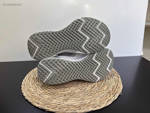 Used & Brand New Items / Clothing & Accessories / Women / Shoes / Sneakers