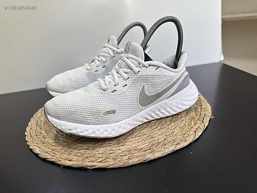 Used & Brand New Items / Clothing & Accessories / Women / Shoes / Sneakers