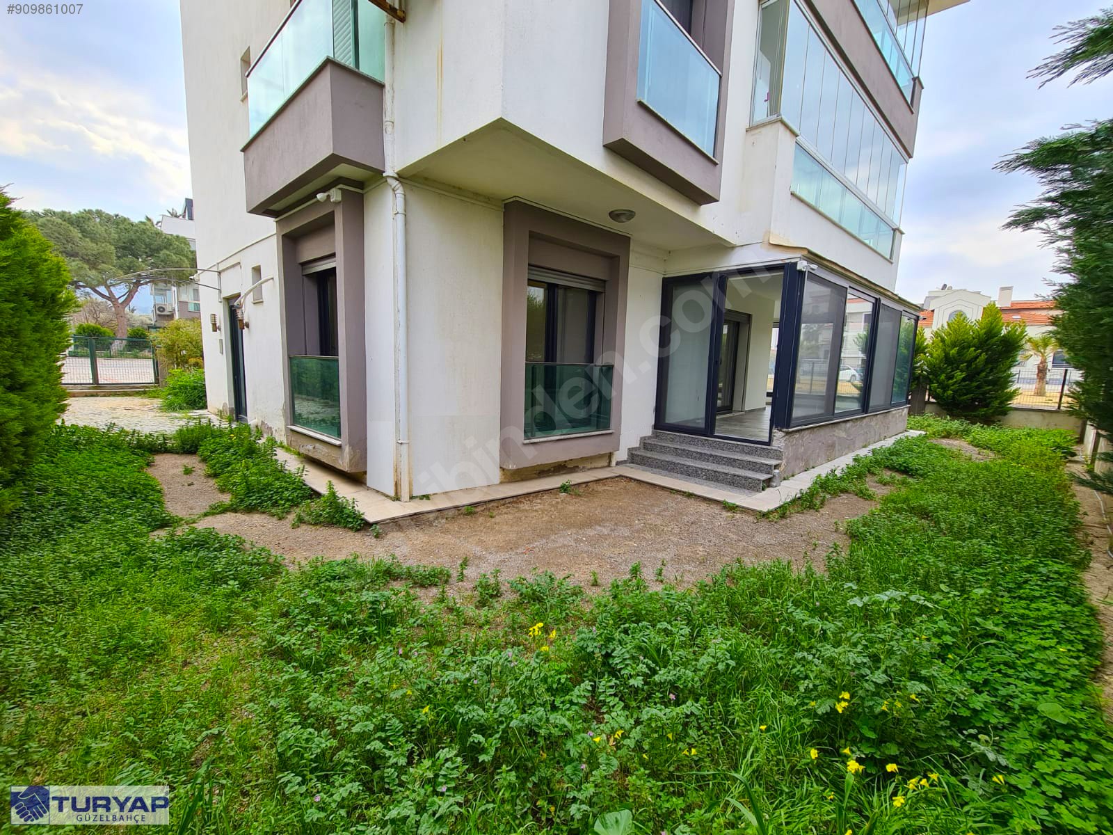 Güzelbahçe Maltepe de Satılık Bahçeli Denize yakın Daire Satılık