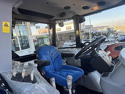 Machinery / Agricultural Machines / Tractors / New Holland / TD90D