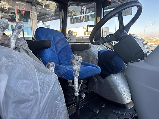 Machinery / Agricultural Machines / Tractors / New Holland / TD90D