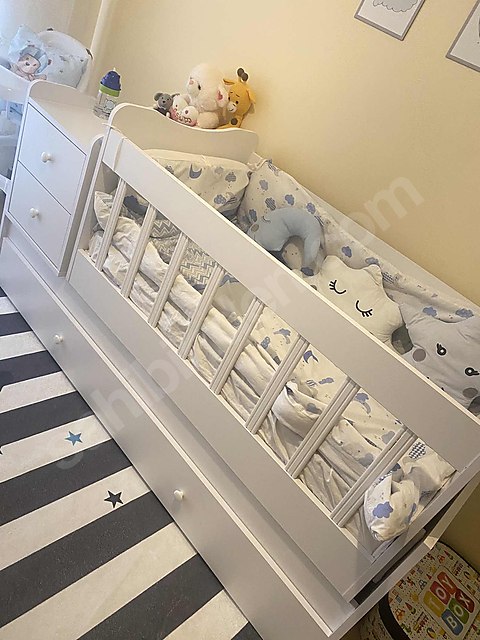 Az kunllanışmış büyüyen beşik ve 3 kapaklı dolap