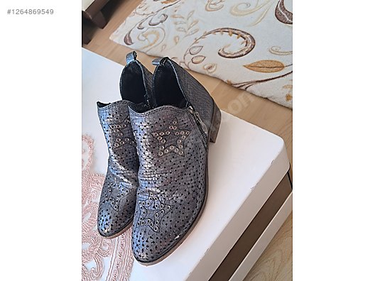 Used & Brand New Items / Clothing & Accessories / Women / Shoes / Boots