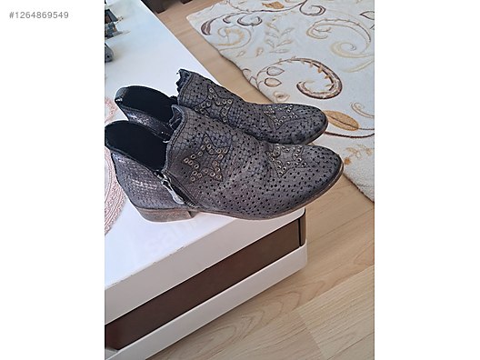 Used & Brand New Items / Clothing & Accessories / Women / Shoes / Boots