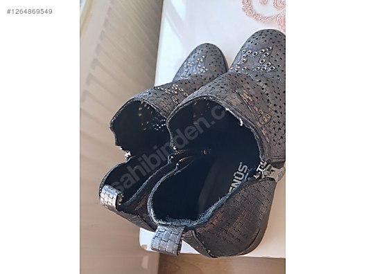 Used & Brand New Items / Clothing & Accessories / Women / Shoes / Boots