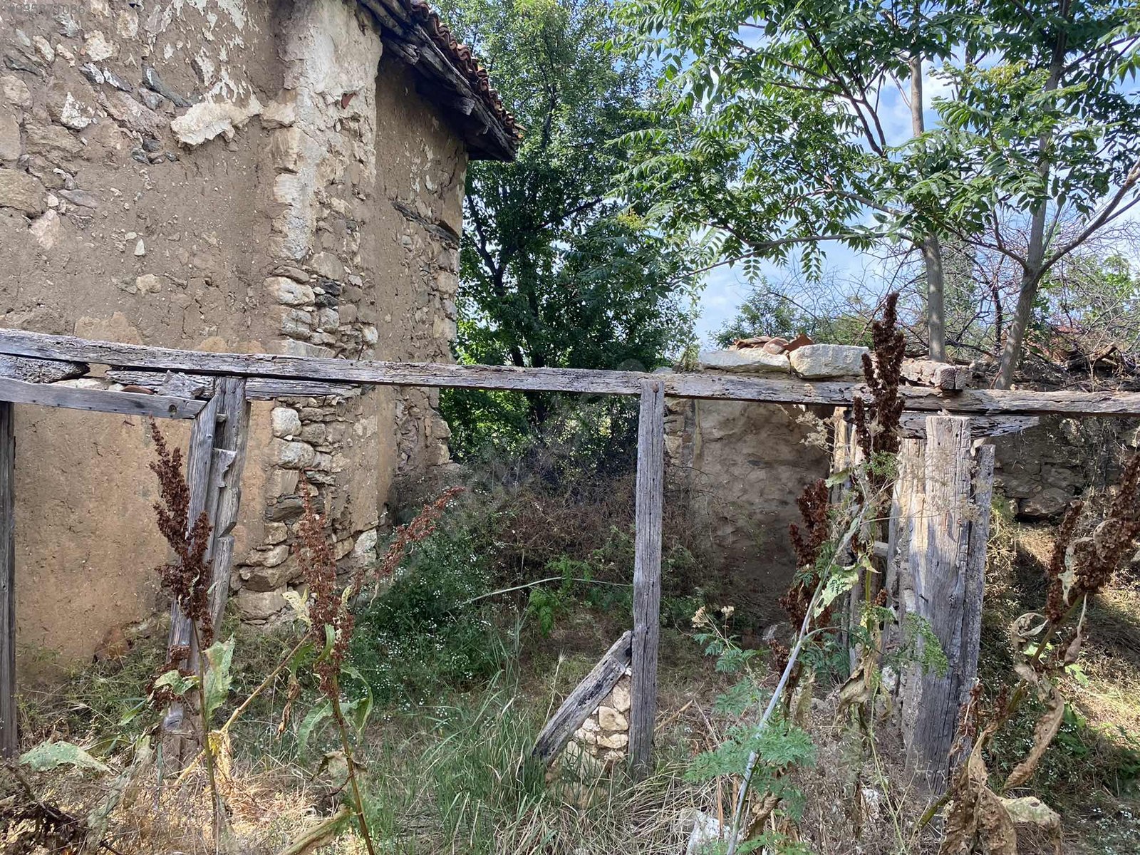 YEŞİLİ BOZULMAMIŞ ÜSKÜP BELDESİNDE MÜSTAKİL EV YAPIMINA UYGUN Satılık