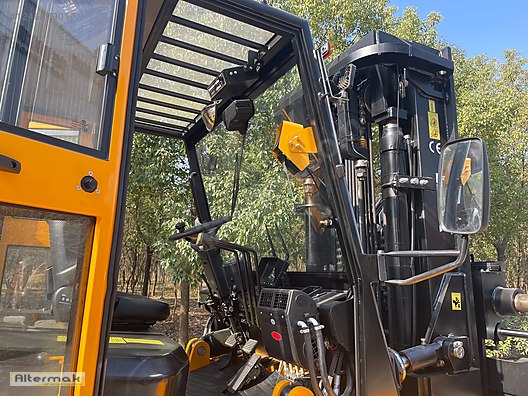 Machinery / Industrial / Carrying & Stacking Equipment / Forklifts / For Sale / Vmax