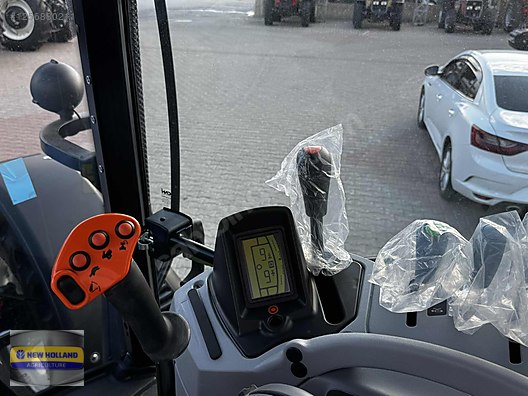 Machinery / Agricultural Machines / Tractors / New Holland / TR6.135S