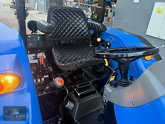 Machinery / Agricultural Machines / Tractors / New Holland / TT75