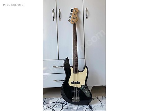 harga bass fender squier