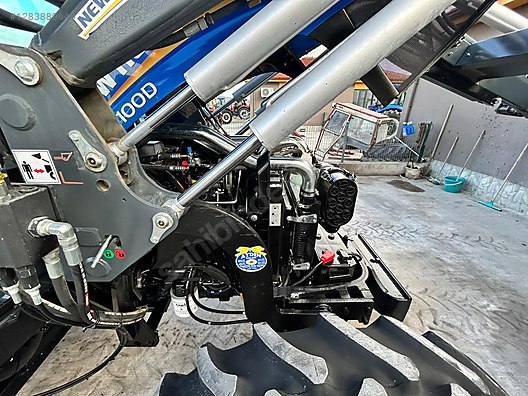 Machinery / Agricultural Machines / Tractors / New Holland / TD100D