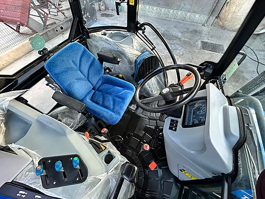 Machinery / Agricultural Machines / Tractors / New Holland / TD100D