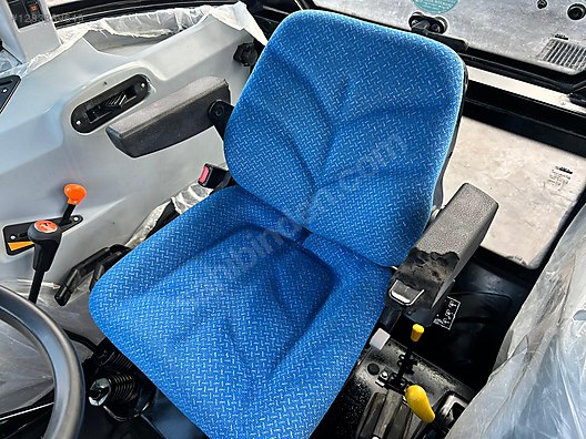 Machinery / Agricultural Machines / Tractors / New Holland / TD100D