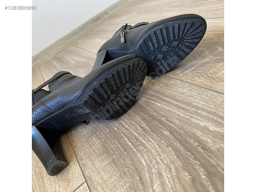 Used & Brand New Items / Clothing & Accessories / Women / Shoes / Boots