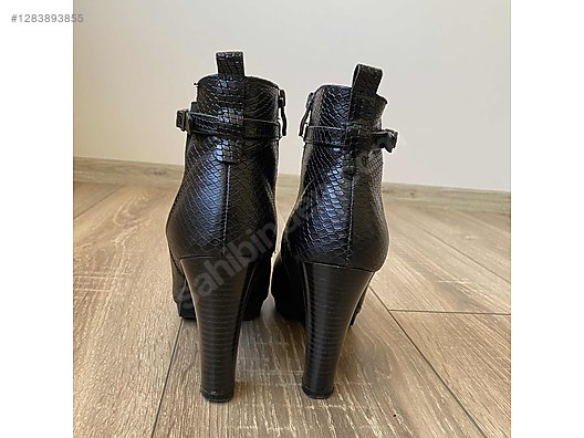 Used & Brand New Items / Clothing & Accessories / Women / Shoes / Boots