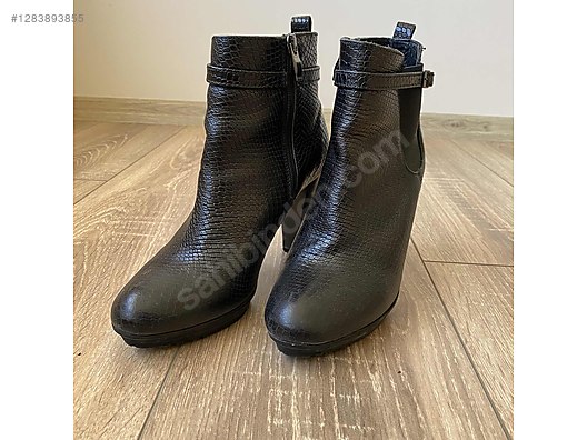 Used & Brand New Items / Clothing & Accessories / Women / Shoes / Boots