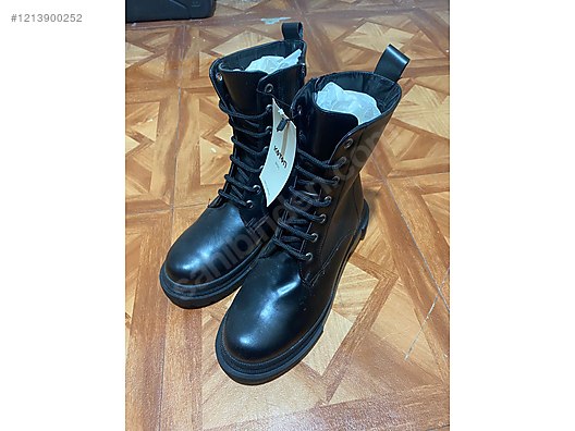 Used & Brand New Items / Clothing & Accessories / Women / Shoes / Boots