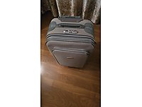 tekerlekli ve şifreli valiz