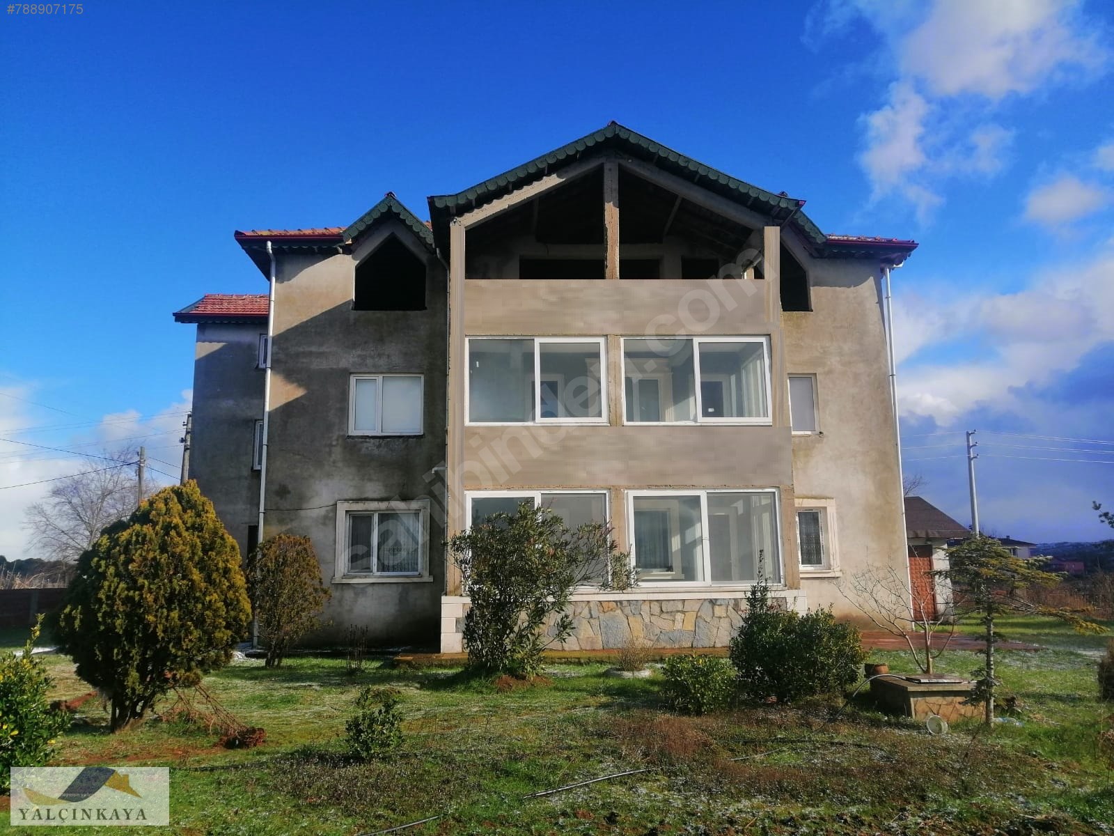 KÜÇÜK KARASU MAHALLESİ DENİZE YAKIN 967m² ARSA İÇİNDE 3 KATLI EV