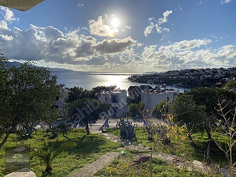 Bodrum Akçabük de Denize ve yolayakın kırmızı dönem...