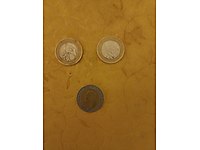 eski 1 türk liras8 ve iki tane 15 temmuz türk parası