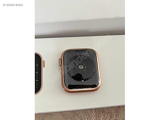 Apple Watch SE (1. Nesil) - Alüminyum Roze Altın Kasa 44 mm Altın Kordon