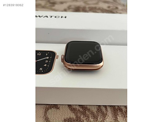 Apple Watch SE (1. Nesil) - Alüminyum Roze Altın Kasa 44 mm Altın Kordon