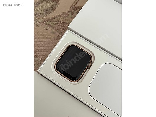 Apple Watch SE (1. Nesil) - Alüminyum Roze Altın Kasa 44 mm Altın Kordon