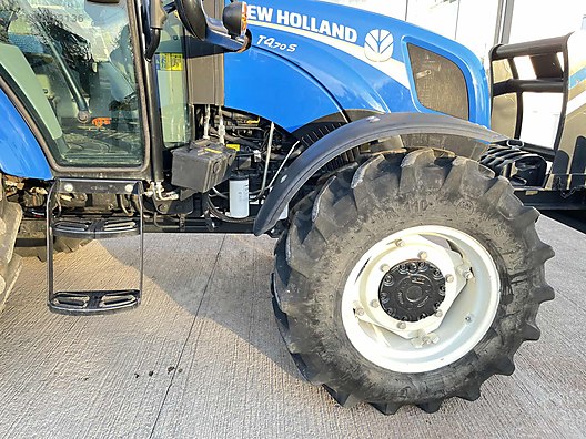 Machinery / Agricultural Machines / Tractors / New Holland / T4.70S