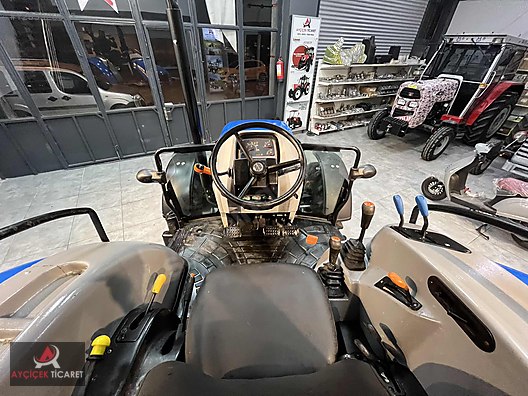 Machinery / Agricultural Machines / Tractors / New Holland / TT4.65