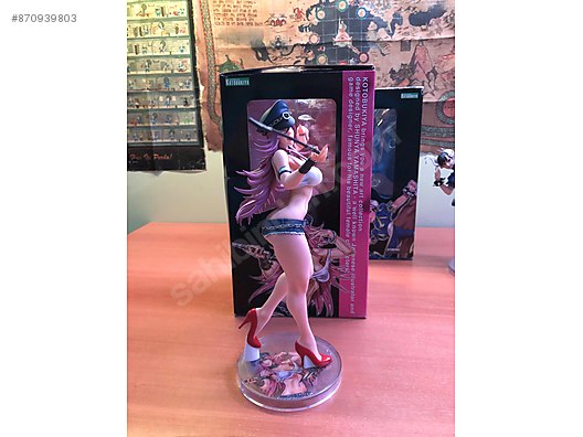 street fighter poison statue