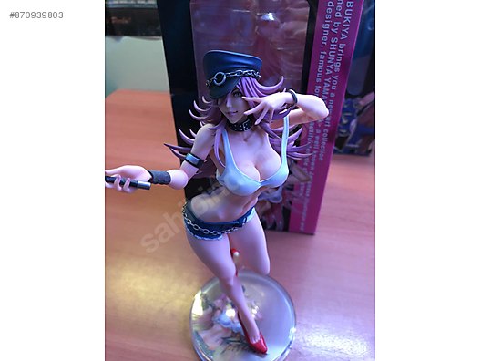 street fighter poison statue