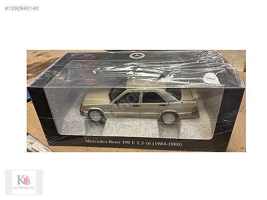 Mercedes-Benz 190E 2.3-16 1984-1988 Gümüş 1/18 Model Araba on