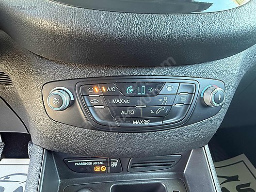 Vasıta / Minivan & Panelvan / Ford / Tourneo Courier / 1.0 EcoBoost Titanium