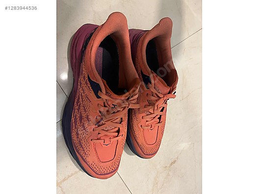 Used & Brand New Items / Clothing & Accessories / Women / Shoes / Sneakers