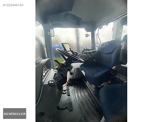 Machinery / Agricultural Machines / Tractors / New Holland / T5.140